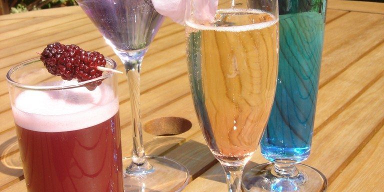 4 glasses garden backdrop Cocktail glassware hire