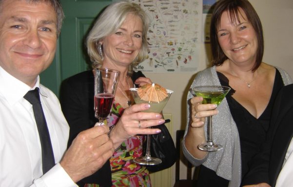 3 people with cocktails
